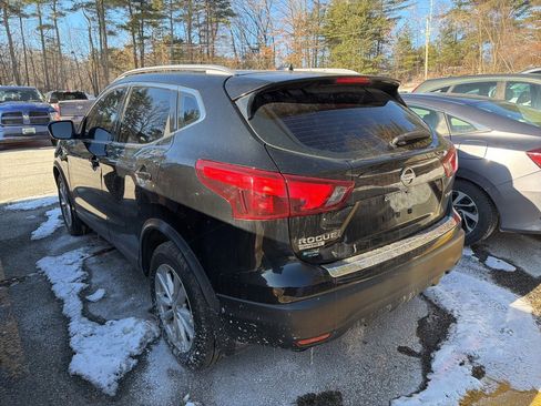 Used 2018 Nissan Rogue Sport SV image 2