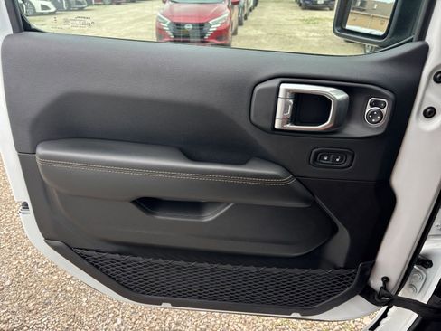 Used 2025 Jeep Wrangler Unlimited Sahara AWD/4WD image 18