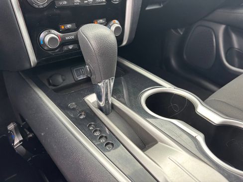 Used 2020 Nissan Pathfinder S FWD image 26