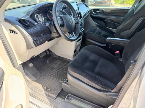 Used 2019 Dodge Grand Caravan SE w/ UConnect Hands-Free Group FWD image 14