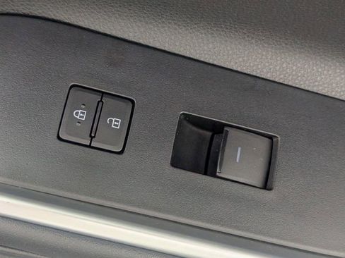 Used 2024 Toyota Highlander XLE AWD/4WD image 36