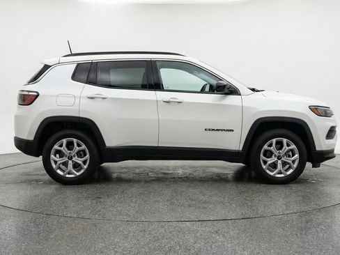 Used 2025 Jeep Compass Latitude AWD/4WD image 11