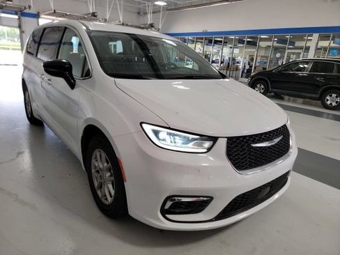 Used 2024 Chrysler Pacifica Touring-L FWD image 3