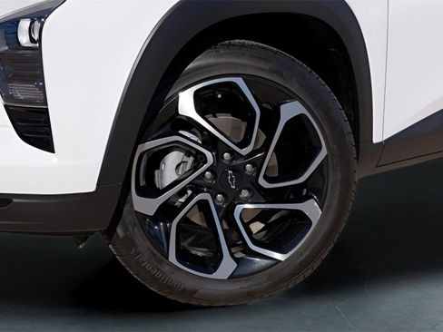 Certified 2025 Chevrolet Trax RS w/ Sunroof Package image 2