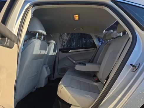 Used 2016 Volkswagen Passat 1.8T R-Line w/ R-Line Lighting Package image 36