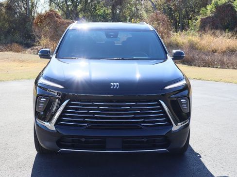 Used 2025 Buick Enclave Preferred w/ Power Package image 3