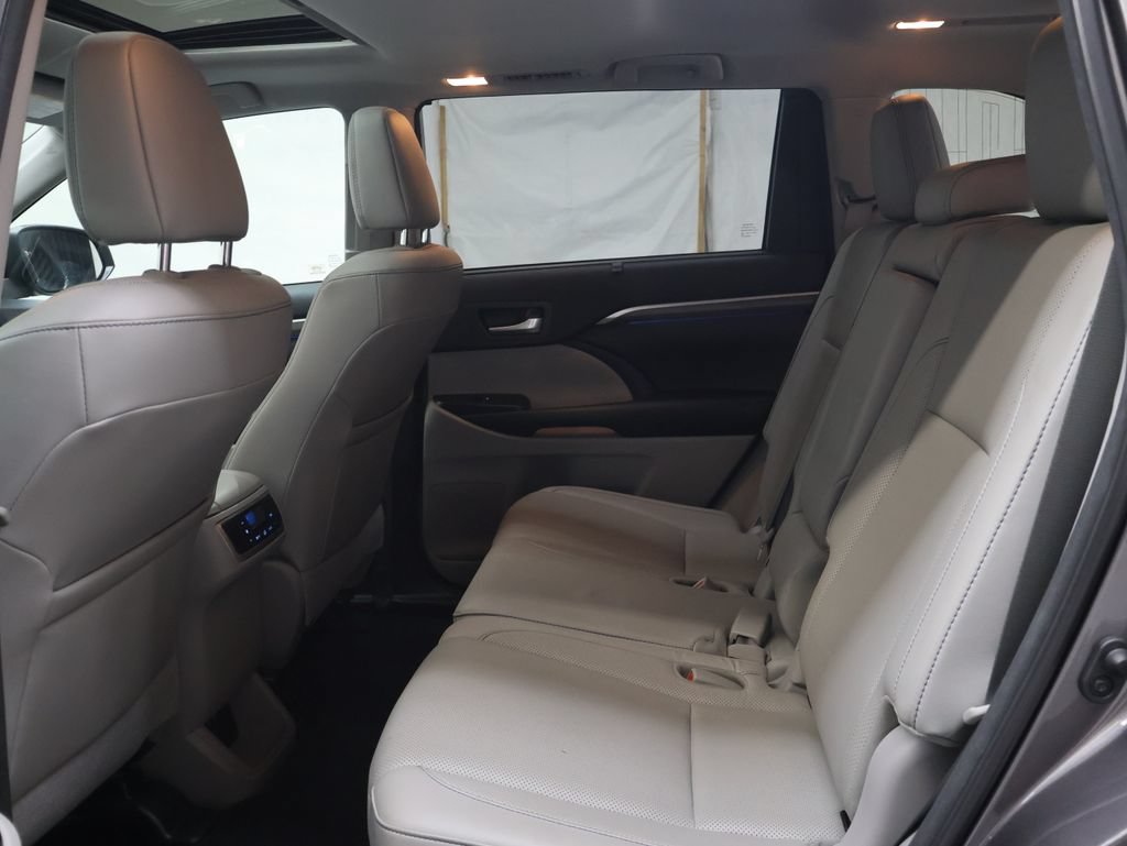 Used 2018 Toyota Highlander Limited w/ Carpet Mat Package (TMS) AWD/4WD image 14