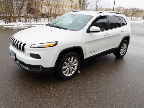 Used 2017 Jeep Cherokee Limited image 8