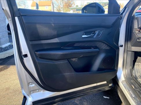 Used 2024 Nissan Ariya AWD image 25