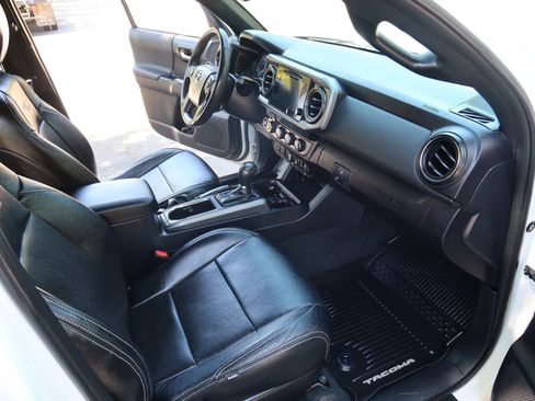 Used 2018 Toyota Tacoma TRD Sport w/ Technology Package image 26