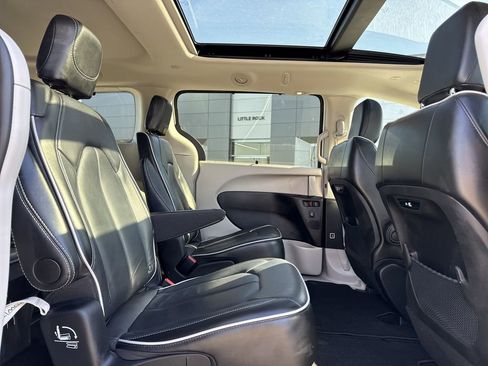 Used 2024 Chrysler Pacifica Limited image 20