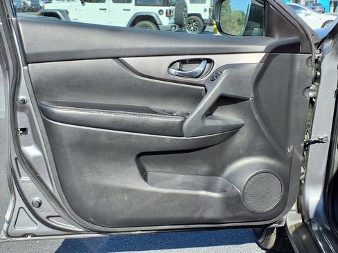 Used 2016 Nissan Rogue SV w/ SV Moonroof Package image 4