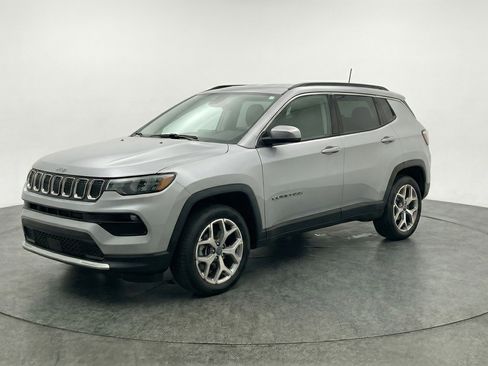 Used 2025 Jeep Compass Latitude image 3