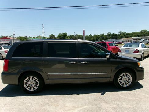 Used 2015 Chrysler Town & Country Limited FWD image 6