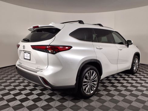 Used 2023 Toyota Highlander Platinum FWD image 4