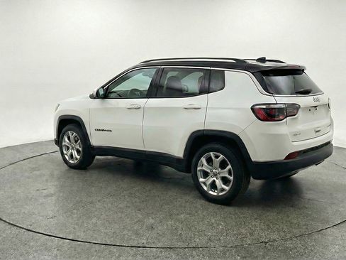 Used 2025 Jeep Compass Latitude AWD/4WD image 6