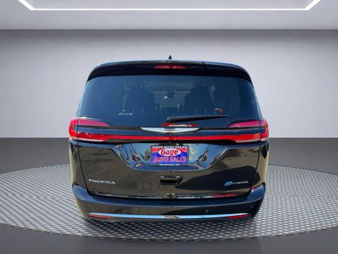 Used 2023 Chrysler Pacifica Touring-L FWD image 5