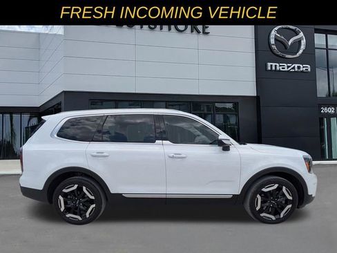 Used 2024 Kia Telluride EX w/ EX Captain's Chair Package FWD image 2