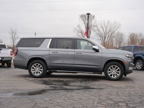 Used 2021 Chevrolet Suburban Premier w/ Premium Package AWD/4WD image 2
