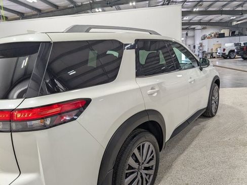 Used 2023 Nissan Pathfinder SL AWD/4WD image 3