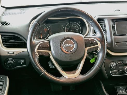 Used 2018 Jeep Cherokee Latitude w/ Cold Weather Group FWD image 17