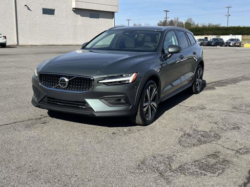 New 2026 Volvo V60 B5 Cross Country Plus w/ Climate Package AWD/4WD image 7