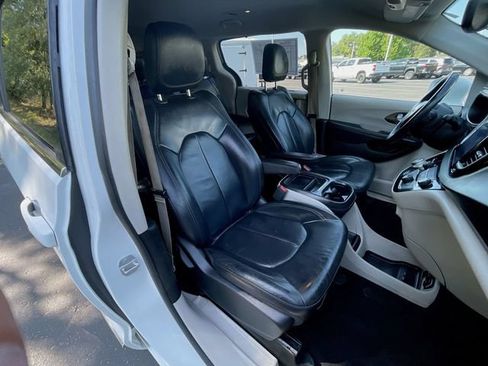 Used 2017 Chrysler Pacifica Touring-L w/ Tire & Wheel Group FWD image 28