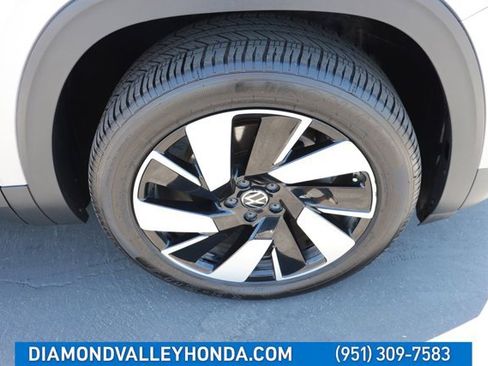Used 2025 Volkswagen Atlas Cross Sport SE FWD image 28