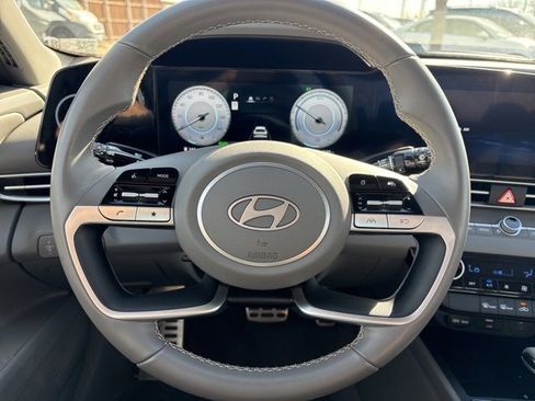 Used 2025 Hyundai Elantra SEL image 5