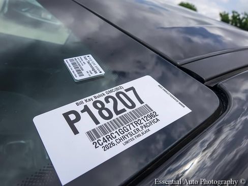 Used 2026 Chrysler Pacifica Limited FWD image 29