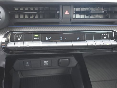 Used 2025 Toyota Prius XLE FWD image 26