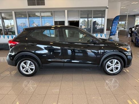 Used 2020 Nissan Kicks S image 2