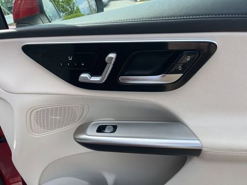 Used 2025 Mercedes-Benz GLC 300 4MATIC image 22