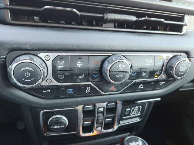 Used 2024 Jeep Wrangler Unlimited Sahara AWD/4WD image 15