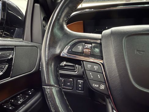 Used 2018 Lincoln Navigator Select w/ Technology Package image 17