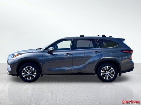 Certified 2024 Toyota Highlander XLE FWD image 2