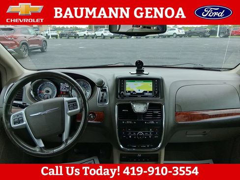 Used 2013 Chrysler Town & Country Touring-L w/ Premium Group FWD image 12