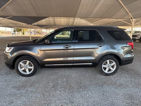 Used 2018 Ford Explorer XLT image 4