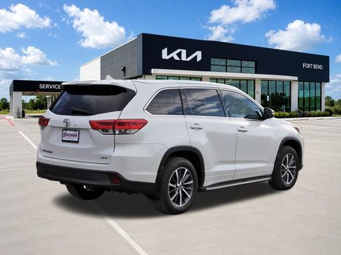 Used 2017 Toyota Highlander XLE FWD image 5
