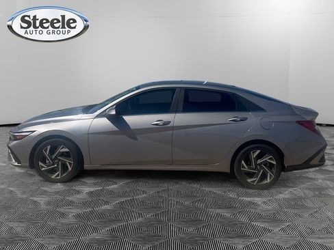 Used 2025 Hyundai Elantra SEL FWD image 2