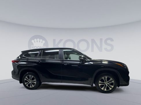Used 2023 Toyota Highlander XLE AWD/4WD image 12