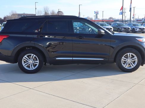 Used 2023 Ford Explorer XLT w/ Equipment Group 202A image 4