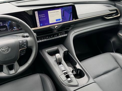 Used 2023 Toyota Crown Limited image 26