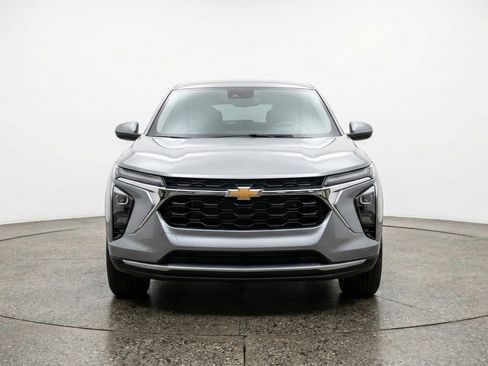 Used 2025 Chevrolet Trax LT FWD image 2