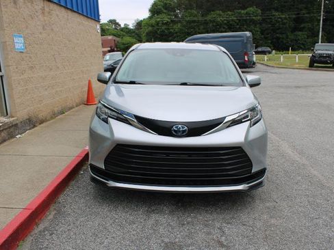 Used 2023 Toyota Sienna LE FWD image 2