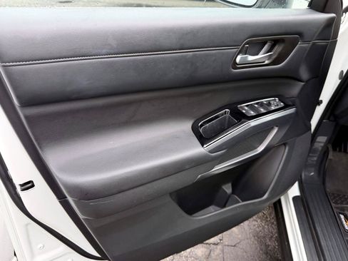 Used 2024 Nissan Pathfinder SL AWD/4WD image 14