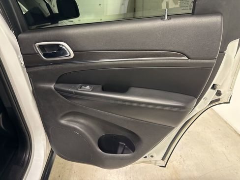 Used 2018 Jeep Grand Cherokee Limited image 38