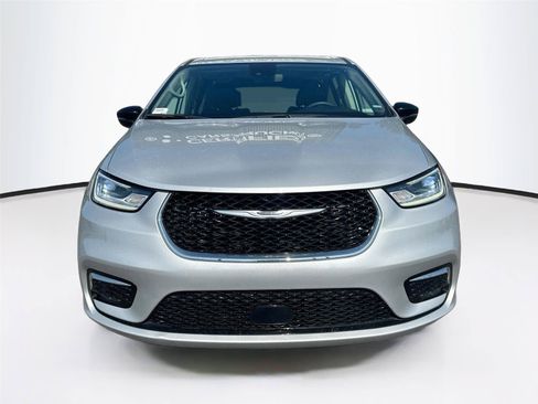 Used 2024 Chrysler Pacifica Touring-L FWD image 8