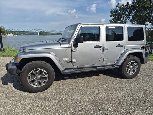 Used 2013 Jeep Wrangler Unlimited Sahara w/ Dual Top Group AWD/4WD image 6