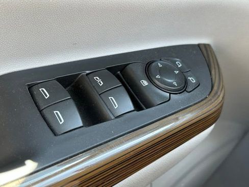Used 2019 GMC Acadia SLE FWD image 17
